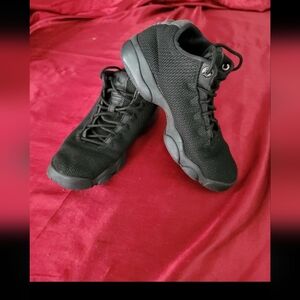 Nike Air Jordan Retro 2016 845099–010 Sz 5.5y Triple BlackPre-owned